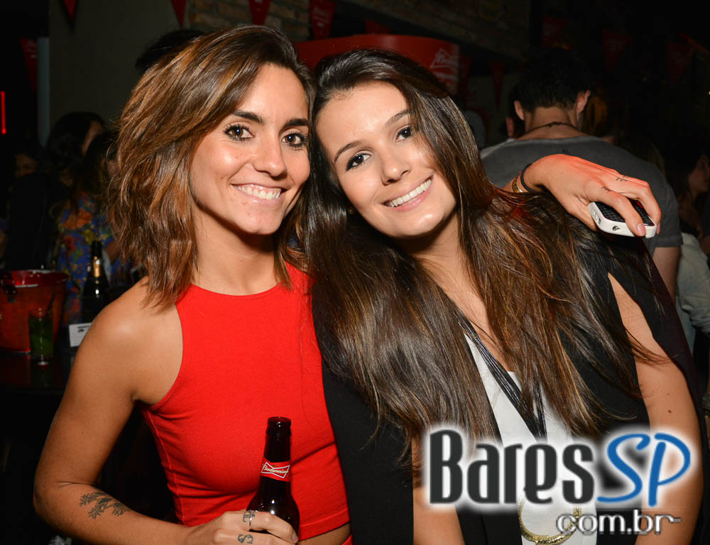 Skull Bar recebeu os agitos da Banda Holofotes que animou o sábado Skull Bar recebeu os agitos da Banda Holofotes que animou o sábado