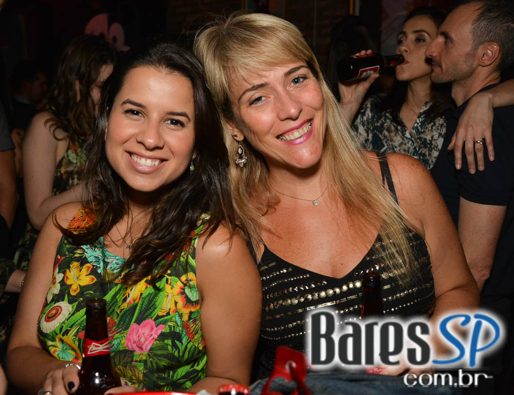 Skull Bar recebeu os agitos da Banda Holofotes que animou o sábado Skull Bar recebeu os agitos da Banda Holofotes que animou o sábado