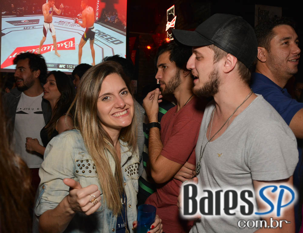 Skull Bar recebeu os agitos da Banda Holofotes que animou o sábado Skull Bar recebeu os agitos da Banda Holofotes que animou o sábado