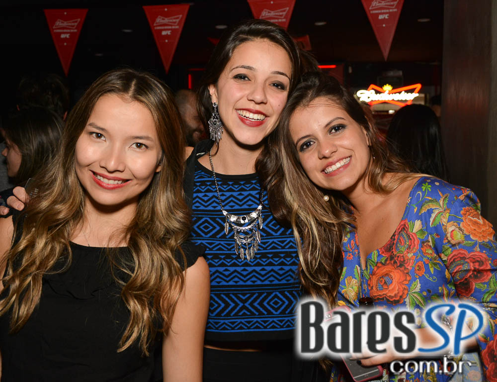 Skull Bar recebeu os agitos da Banda Holofotes que animou o sábado Skull Bar recebeu os agitos da Banda Holofotes que animou o sábado