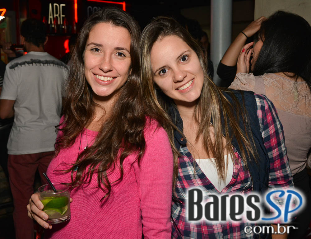 Skull Bar recebeu os agitos da Banda Holofotes que animou o sábado Skull Bar recebeu os agitos da Banda Holofotes que animou o sábado