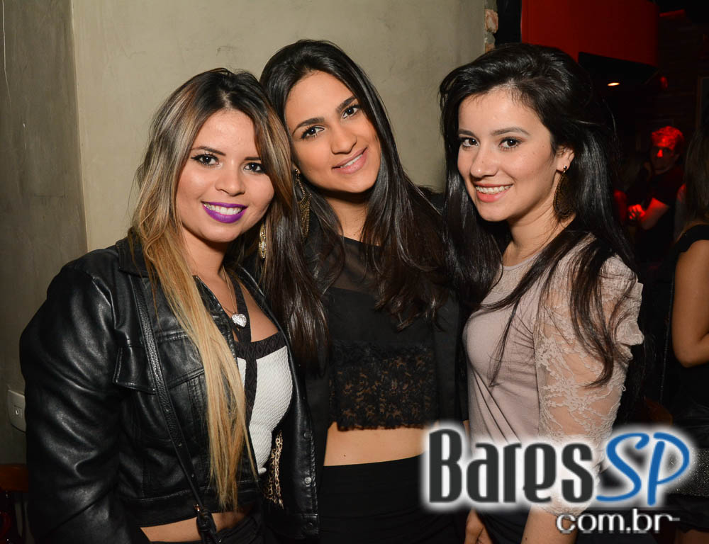 Skull Bar recebeu os agitos da Banda Holofotes que animou o sábado Skull Bar recebeu os agitos da Banda Holofotes que animou o sábado