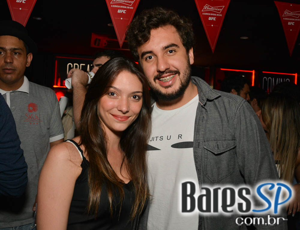 Skull Bar recebeu os agitos da Banda Holofotes que animou o sábado Skull Bar recebeu os agitos da Banda Holofotes que animou o sábado