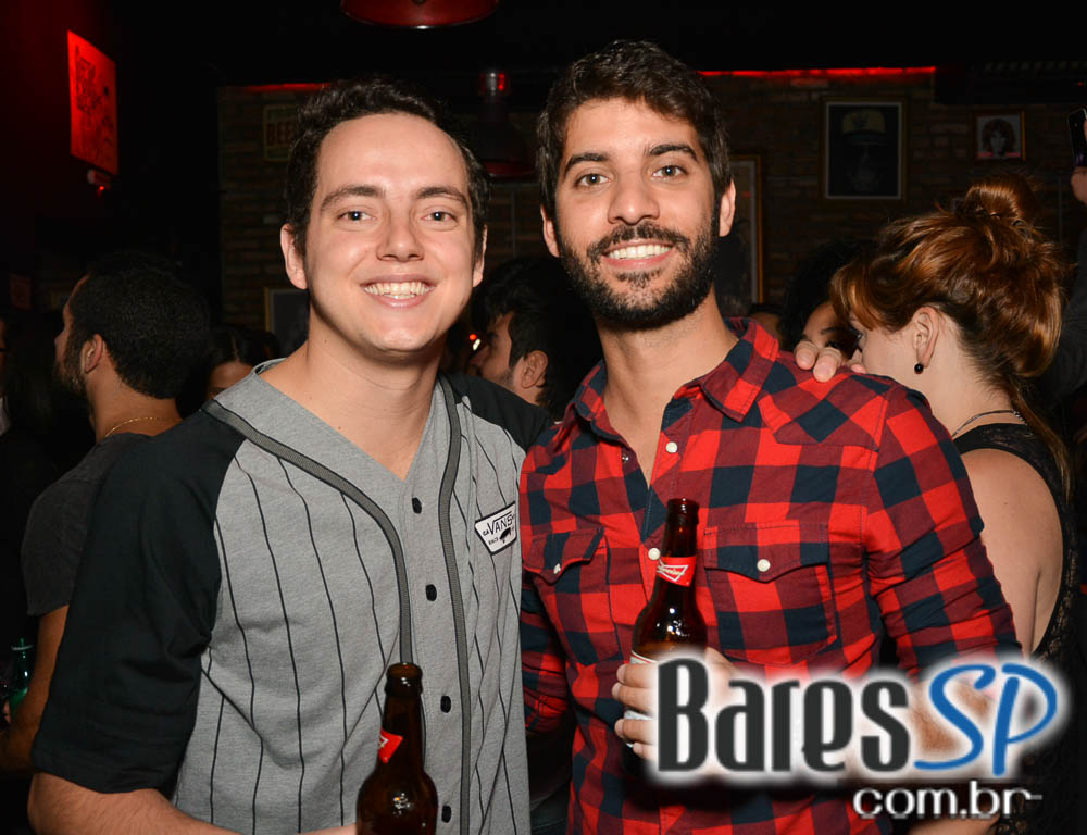 Skull Bar recebeu os agitos da Banda Holofotes que animou o sábado Skull Bar recebeu os agitos da Banda Holofotes que animou o sábado