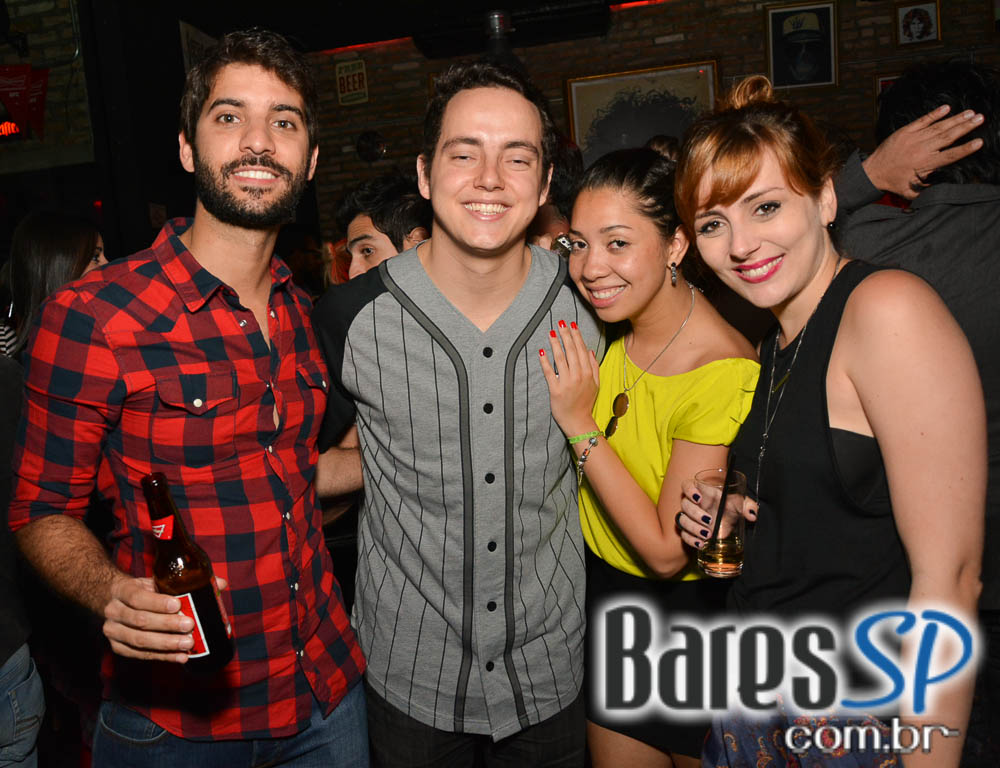 Skull Bar recebeu os agitos da Banda Holofotes que animou o sábado Skull Bar recebeu os agitos da Banda Holofotes que animou o sábado