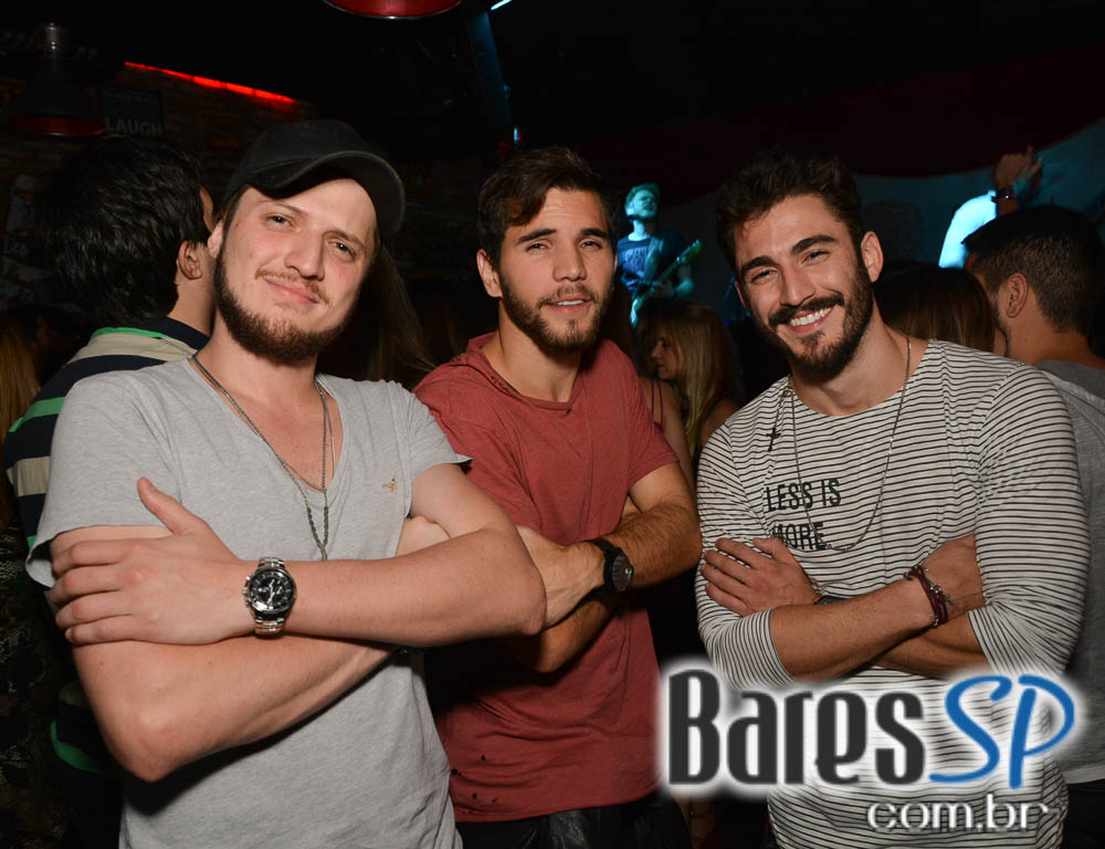 Skull Bar recebeu os agitos da Banda Holofotes que animou o sábado Skull Bar recebeu os agitos da Banda Holofotes que animou o sábado