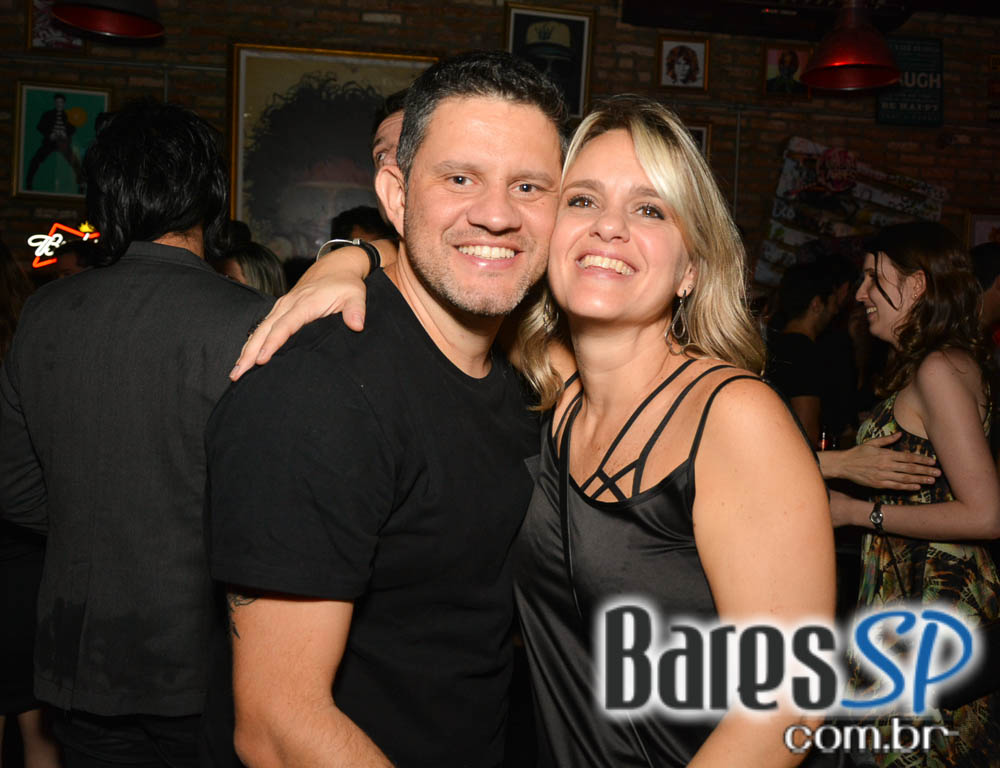 Skull Bar recebeu os agitos da Banda Holofotes que animou o sábado Skull Bar recebeu os agitos da Banda Holofotes que animou o sábado