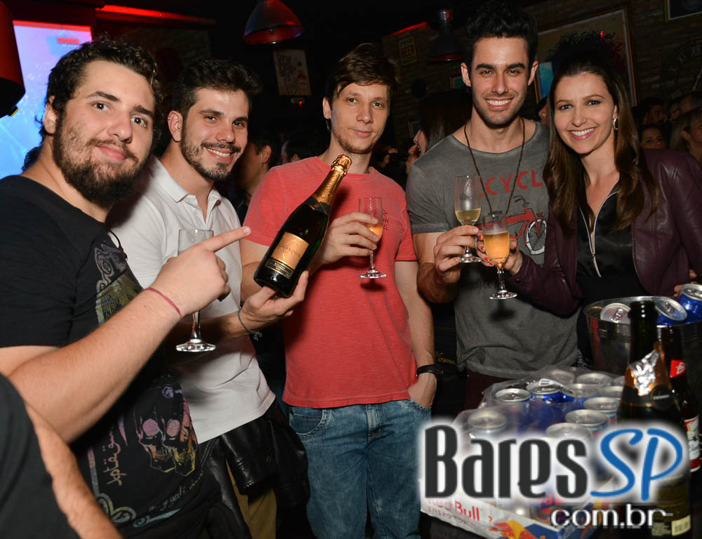 Skull Bar recebeu os agitos da Banda Holofotes que animou o sábado Skull Bar recebeu os agitos da Banda Holofotes que animou o sábado