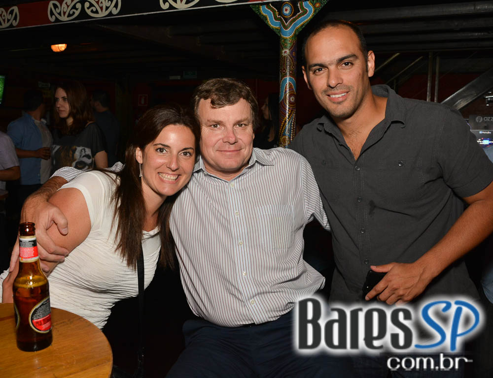 Banda Hot Rocks comandou a sexta-feira com muito rock no Ozzy Stage Bar Banda Hot Rocks comandou a sexta-feira com muito rock no Ozzy Stage Bar