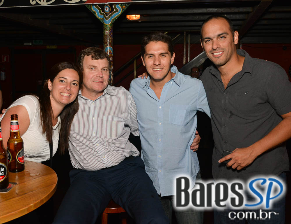 Banda Hot Rocks comandou a sexta-feira com muito rock no Ozzy Stage Bar Banda Hot Rocks comandou a sexta-feira com muito rock no Ozzy Stage Bar