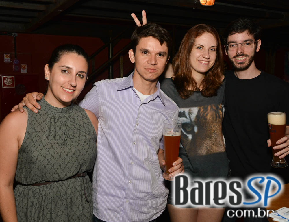 Banda Hot Rocks comandou a sexta-feira com muito rock no Ozzy Stage Bar Banda Hot Rocks comandou a sexta-feira com muito rock no Ozzy Stage Bar