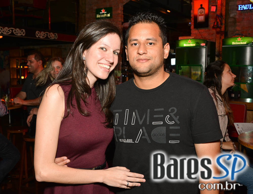 Banda Hot Rocks comandou a sexta-feira com muito rock no Ozzy Stage Bar Banda Hot Rocks comandou a sexta-feira com muito rock no Ozzy Stage Bar