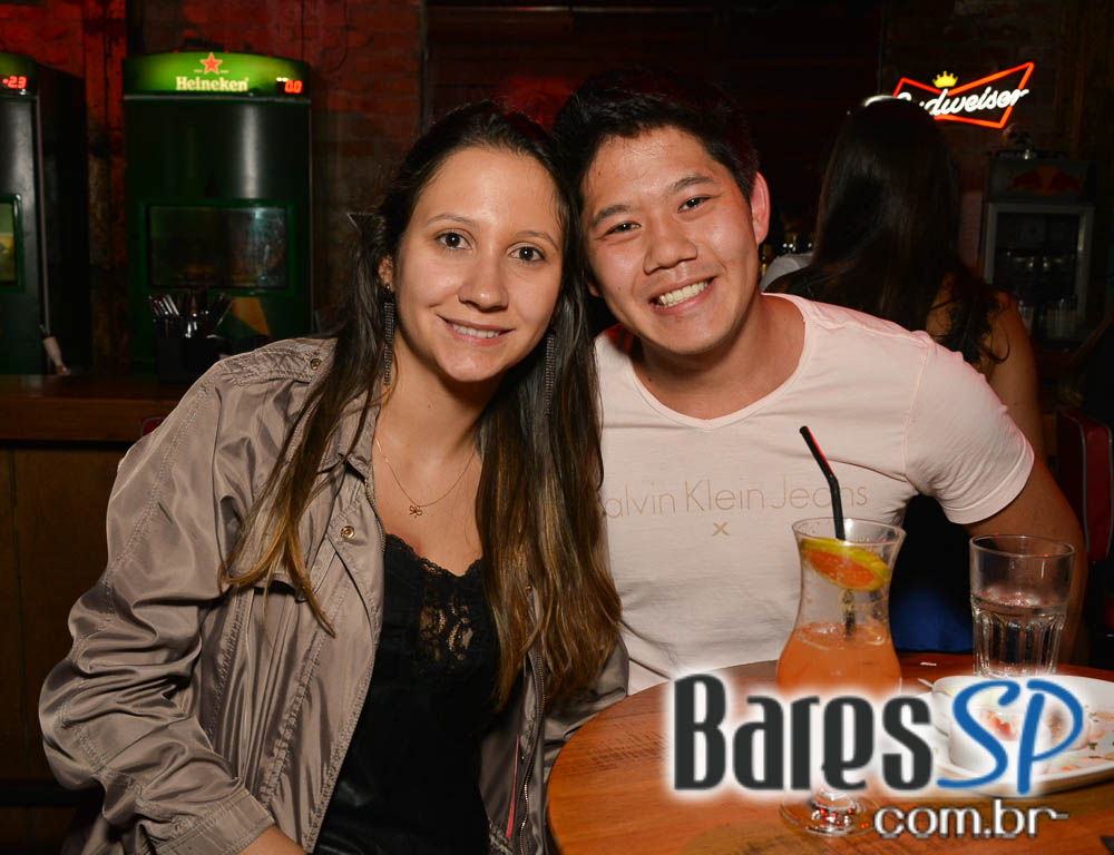 Banda Hot Rocks comandou a sexta-feira com muito rock no Ozzy Stage Bar Banda Hot Rocks comandou a sexta-feira com muito rock no Ozzy Stage Bar