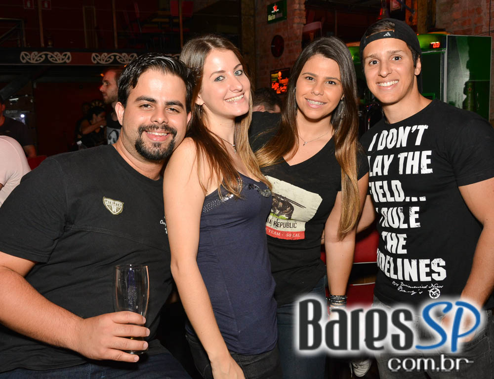 Banda Hot Rocks comandou a sexta-feira com muito rock no Ozzy Stage Bar Banda Hot Rocks comandou a sexta-feira com muito rock no Ozzy Stage Bar