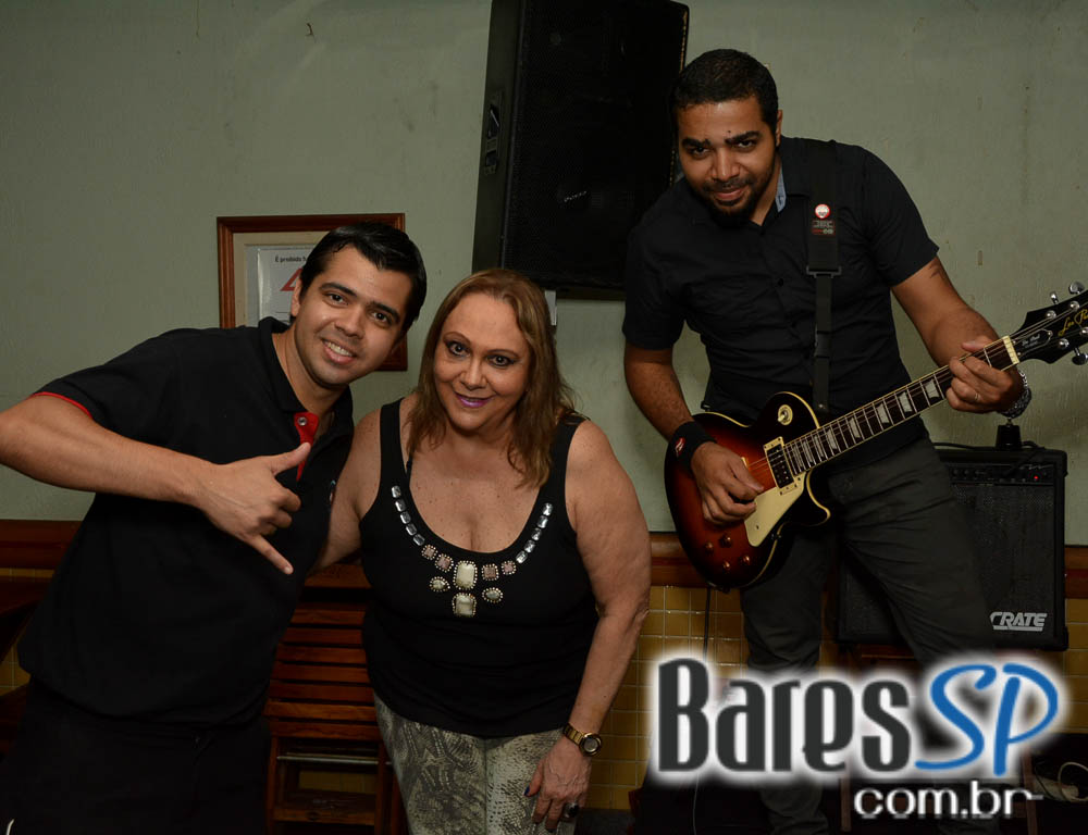 Banda Big Five agitou a noite com muito pop rock no palco do Capital da Villa Banda Big Five agitou a noite com muito pop rock no palco do Capital da Villa