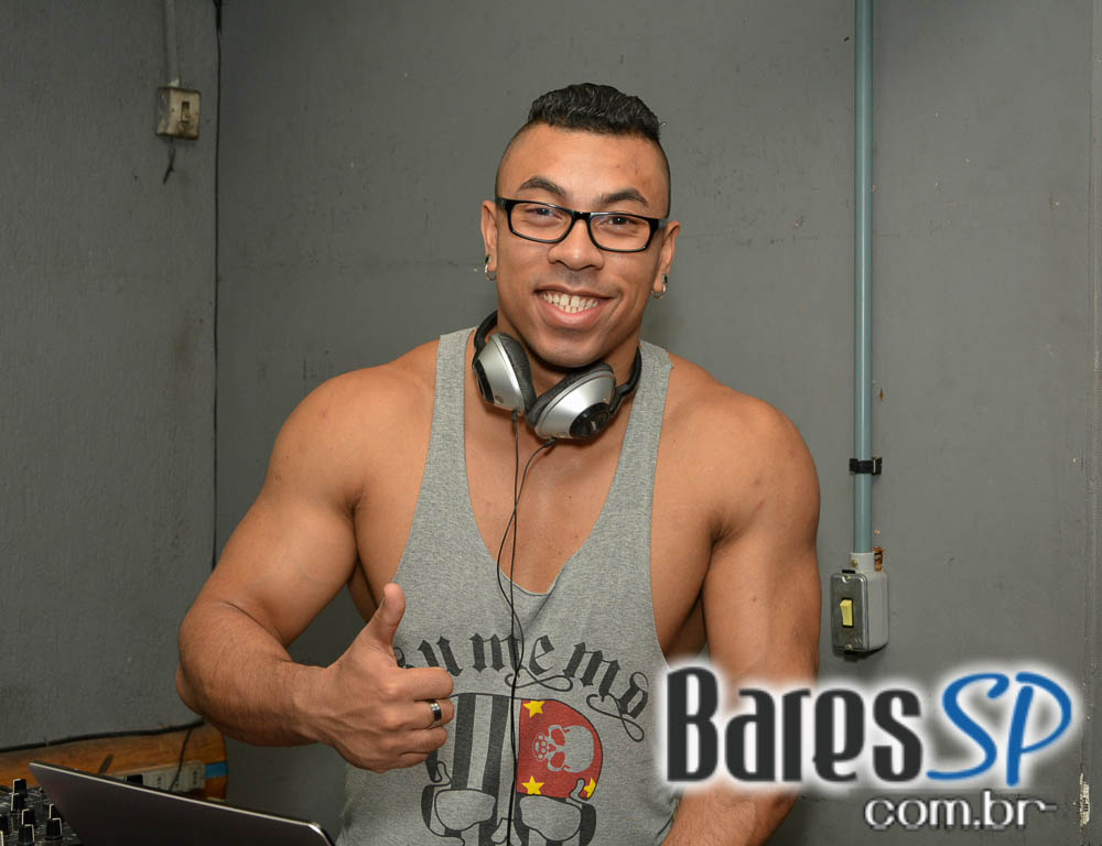 Banda Big Five agitou a noite com muito pop rock no palco do Capital da Villa Banda Big Five agitou a noite com muito pop rock no palco do Capital da Villa