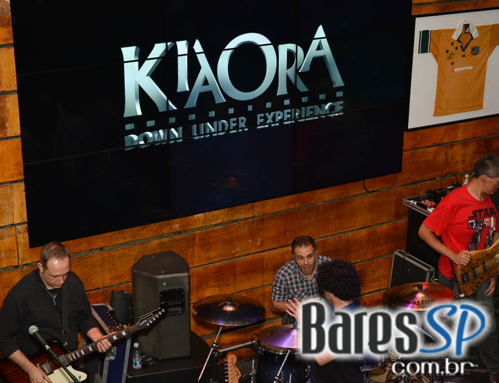 Banda Insônica e Acústico 80 se apresentaram no palco do Kia Ora na quarta