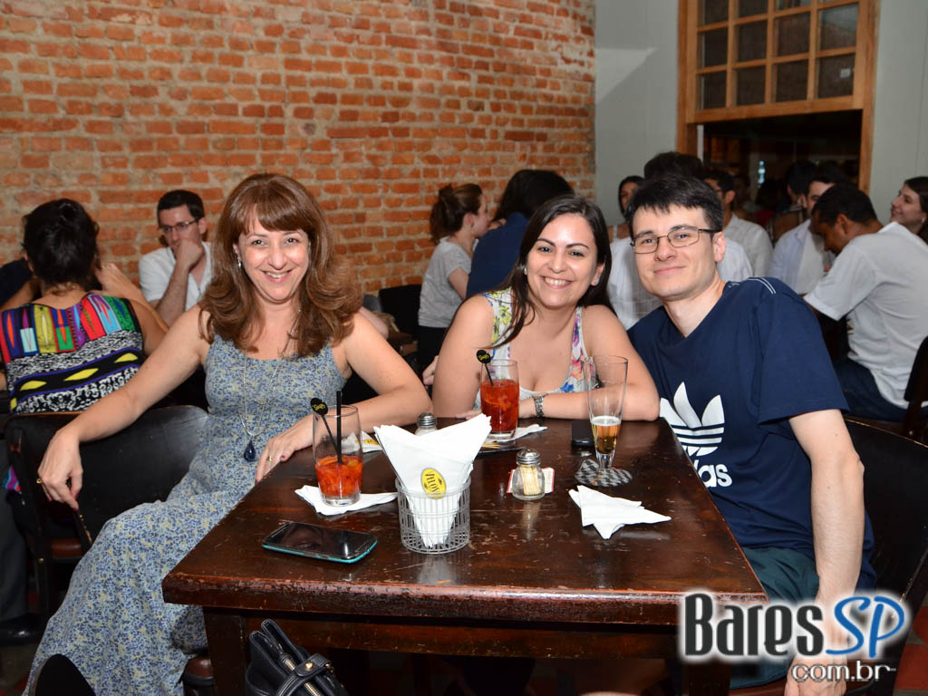 Veloso Bar ofereceu deliciosas caipirinhas e variedades de petiscos Veloso Bar ofereceu deliciosas caipirinhas e variedades de petiscos