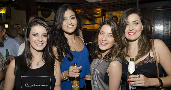 Clássicos do rock com a banda Mavericks agitaram O Malley's 