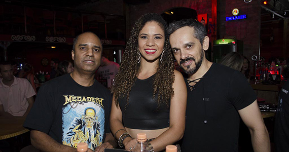 Banda Hot Rocks comandou a sexta-feira com muito rock no Ozzy Stage Bar