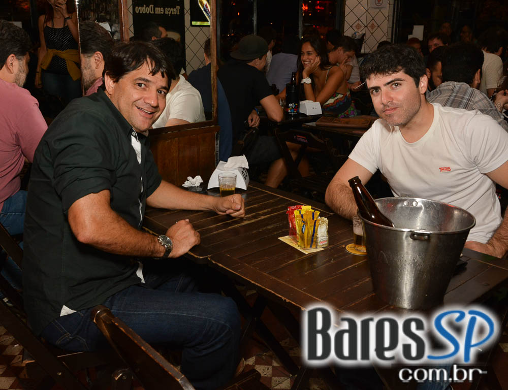 DJ Mass animou a noite de quinta-feira no Quitandinha bar na quinta DJ Mass animou a noite de quinta-feira no Quitandinha bar na quinta