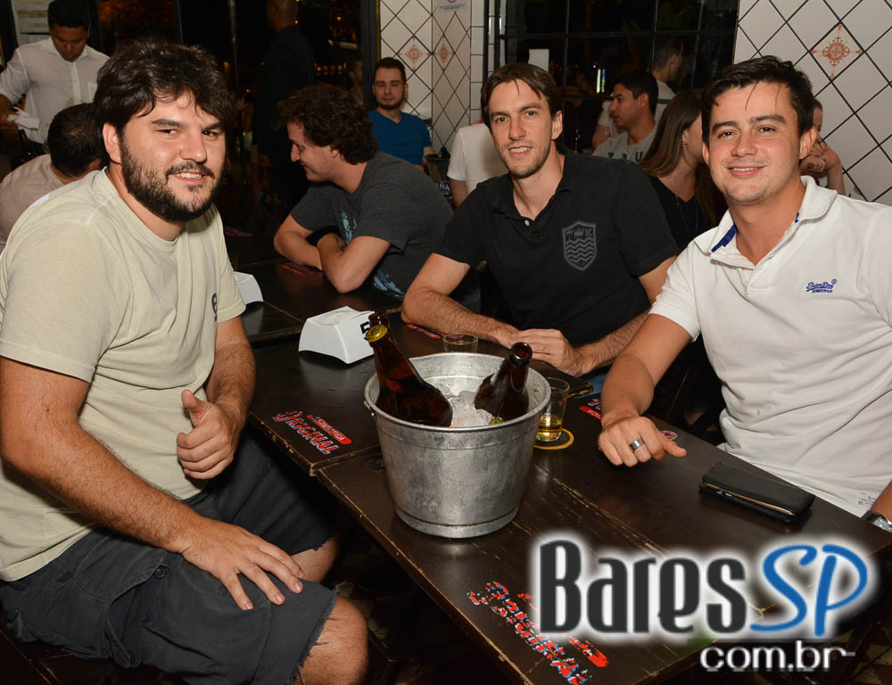 DJ Mass animou a noite de quinta-feira no Quitandinha bar na quinta DJ Mass animou a noite de quinta-feira no Quitandinha bar na quinta