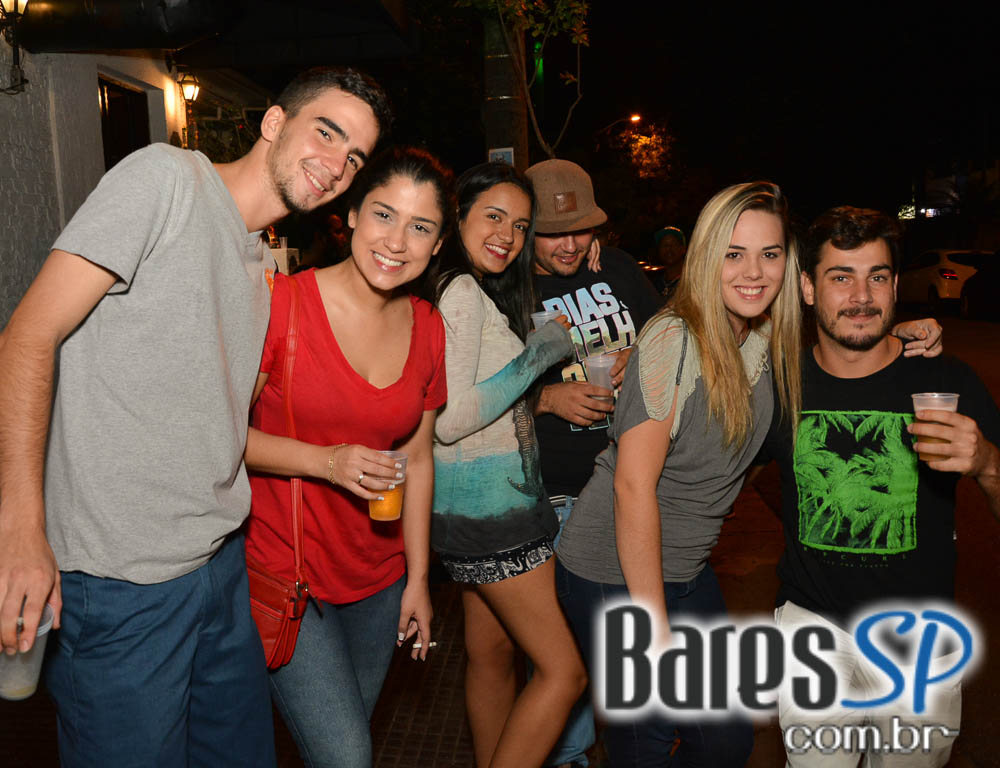 DJ Mass animou a noite de quinta-feira no Quitandinha bar na quinta DJ Mass animou a noite de quinta-feira no Quitandinha bar na quinta