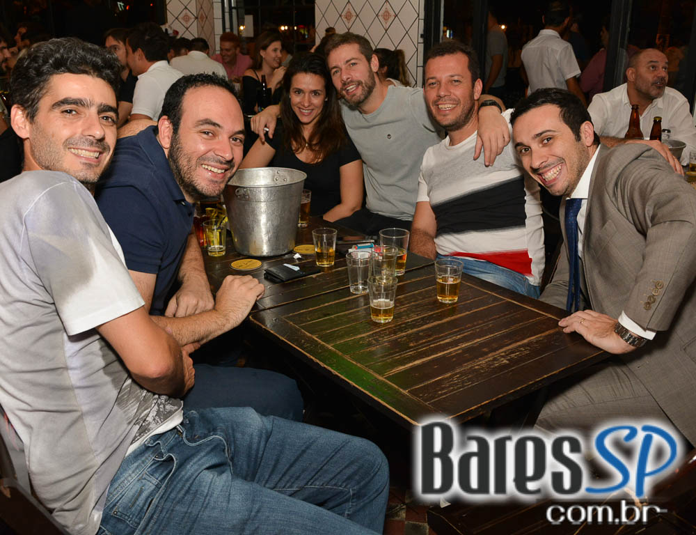 DJ Mass animou a noite de quinta-feira no Quitandinha bar na quinta DJ Mass animou a noite de quinta-feira no Quitandinha bar na quinta