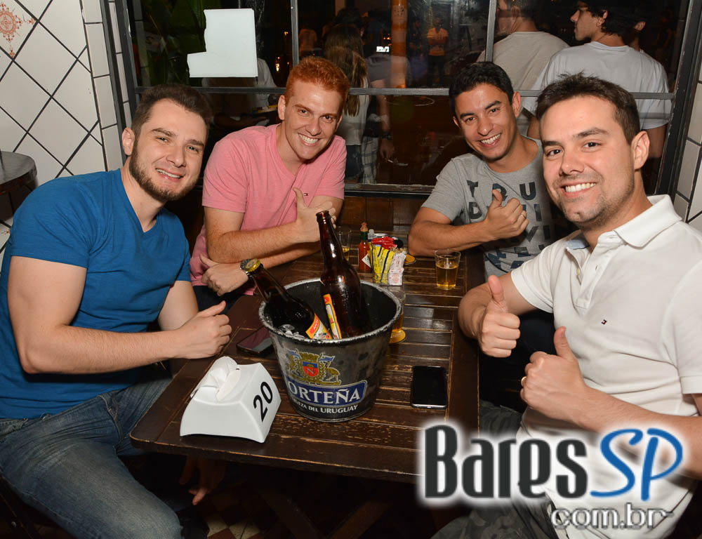 DJ Mass animou a noite de quinta-feira no Quitandinha bar na quinta DJ Mass animou a noite de quinta-feira no Quitandinha bar na quinta