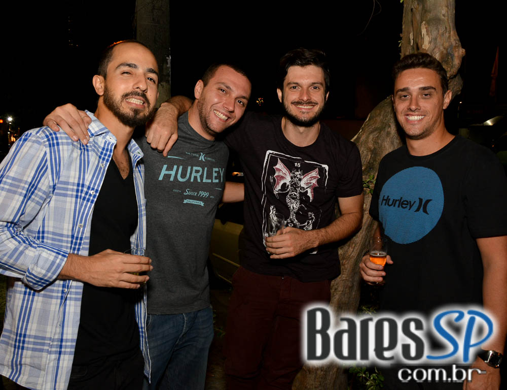 Happy hour divertido e animado agitou o Paralelo 12:27 da Vila Mariana Happy hour divertido e animado agitou o Paralelo 12:27 da Vila Mariana