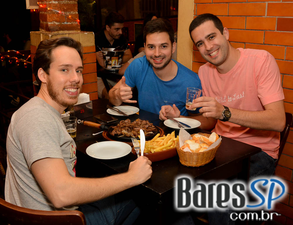 Happy hour divertido e animado agitou o Paralelo 12:27 da Vila Mariana Happy hour divertido e animado agitou o Paralelo 12:27 da Vila Mariana