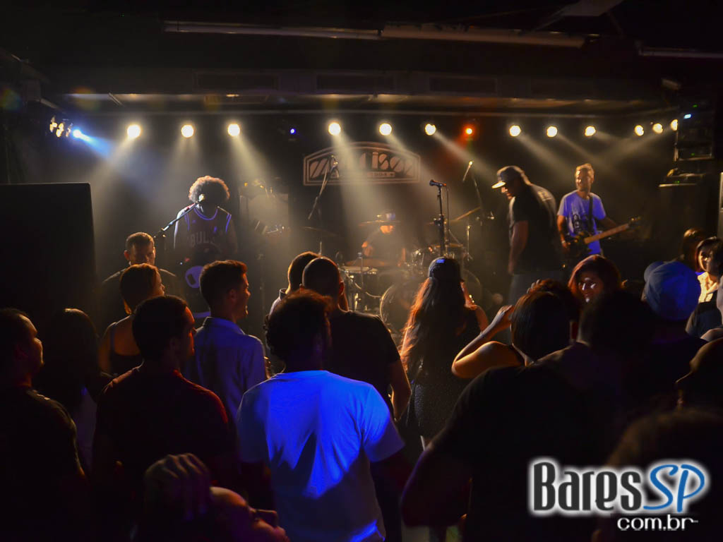 Morrison Rock Bar apresentou bandas covers do Charlie Brown Jr, System of Down e Red Hot Chilli Peppers Morrison Rock Bar apresentou bandas covers do Charlie Brown Jr, System of Down e Red Hot Chilli Peppers