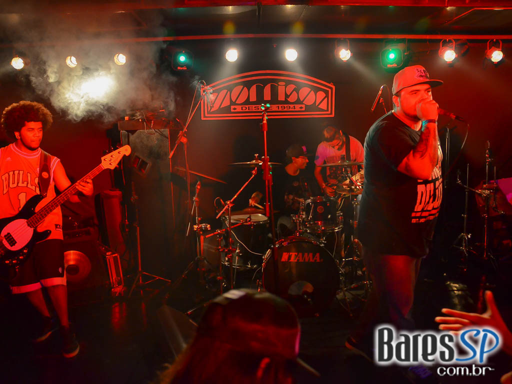 Morrison Rock Bar apresentou bandas covers do Charlie Brown Jr, System of Down e Red Hot Chilli Peppers Morrison Rock Bar apresentou bandas covers do Charlie Brown Jr, System of Down e Red Hot Chilli Peppers