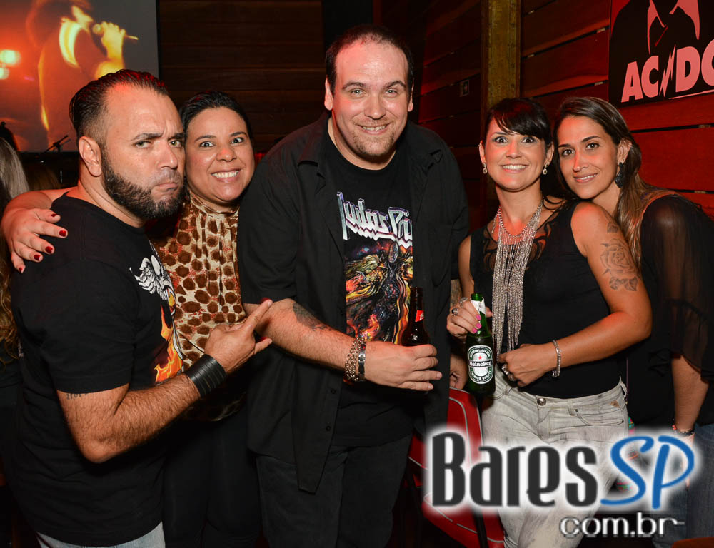 Banda Hot Rocks se apresentou neste sábado no Ozzy Pub com muito rock Banda Hot Rocks se apresentou neste sábado no Ozzy Pub com muito rock