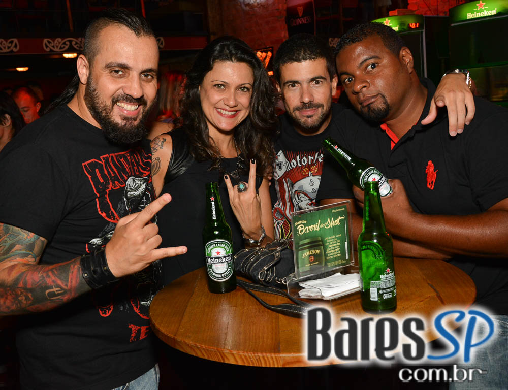 Banda Hot Rocks se apresentou neste sábado no Ozzy Pub com muito rock Banda Hot Rocks se apresentou neste sábado no Ozzy Pub com muito rock