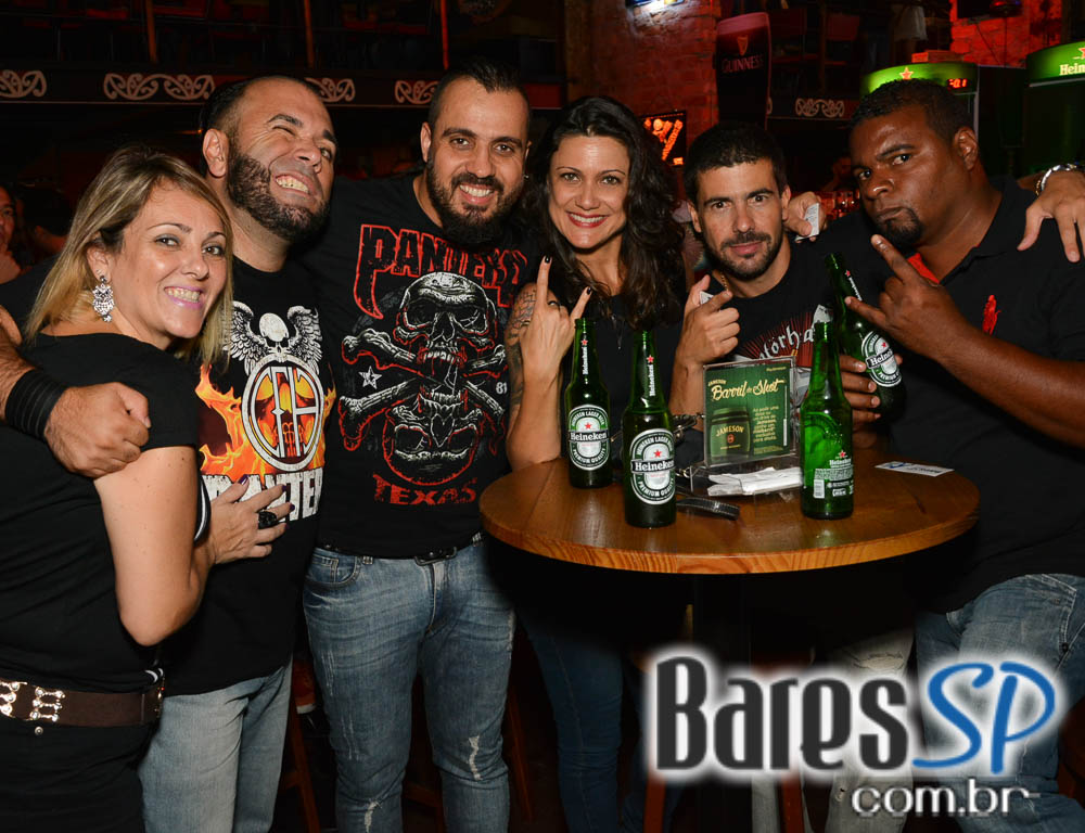 Banda Hot Rocks se apresentou neste sábado no Ozzy Pub com muito rock Banda Hot Rocks se apresentou neste sábado no Ozzy Pub com muito rock