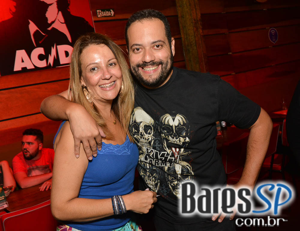 Banda Hot Rocks se apresentou neste sábado no Ozzy Pub com muito rock Banda Hot Rocks se apresentou neste sábado no Ozzy Pub com muito rock