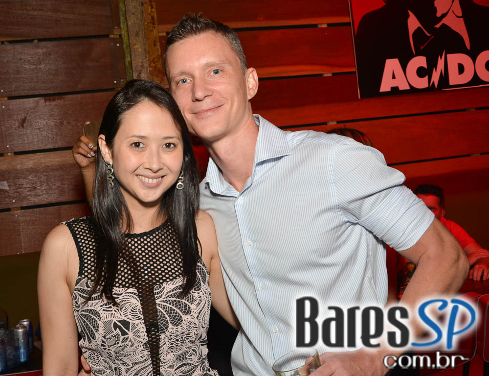 Banda Hot Rocks se apresentou neste sábado no Ozzy Pub com muito rock Banda Hot Rocks se apresentou neste sábado no Ozzy Pub com muito rock