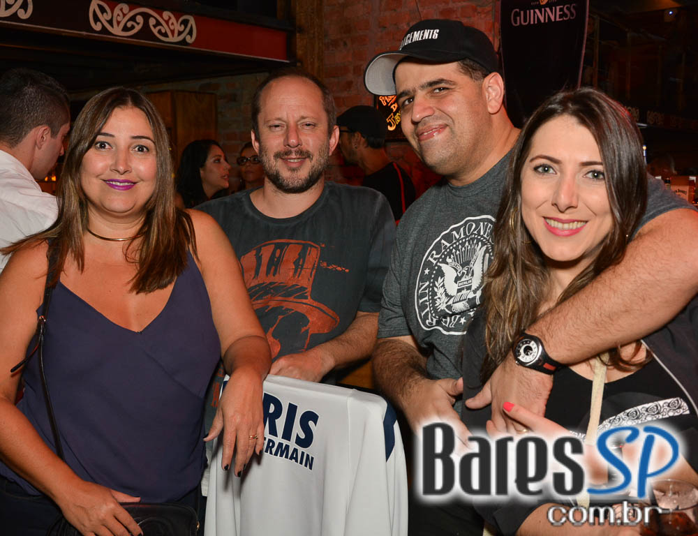 Banda Hot Rocks se apresentou neste sábado no Ozzy Pub com muito rock Banda Hot Rocks se apresentou neste sábado no Ozzy Pub com muito rock