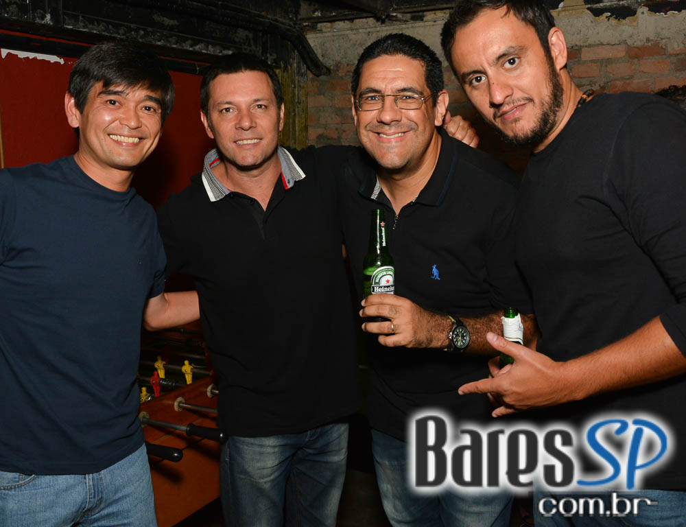 Banda Hot Rocks se apresentou neste sábado no Ozzy Pub com muito rock Banda Hot Rocks se apresentou neste sábado no Ozzy Pub com muito rock