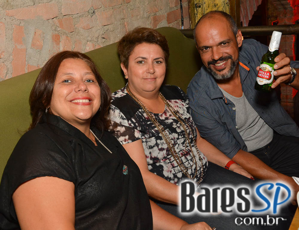 Banda Hot Rocks se apresentou neste sábado no Ozzy Pub com muito rock Banda Hot Rocks se apresentou neste sábado no Ozzy Pub com muito rock