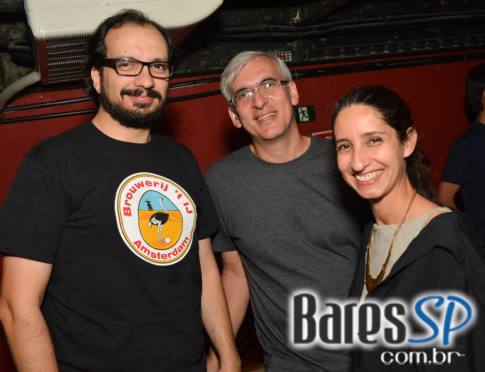 Banda Hot Rocks se apresentou neste sábado no Ozzy Pub com muito rock Banda Hot Rocks se apresentou neste sábado no Ozzy Pub com muito rock