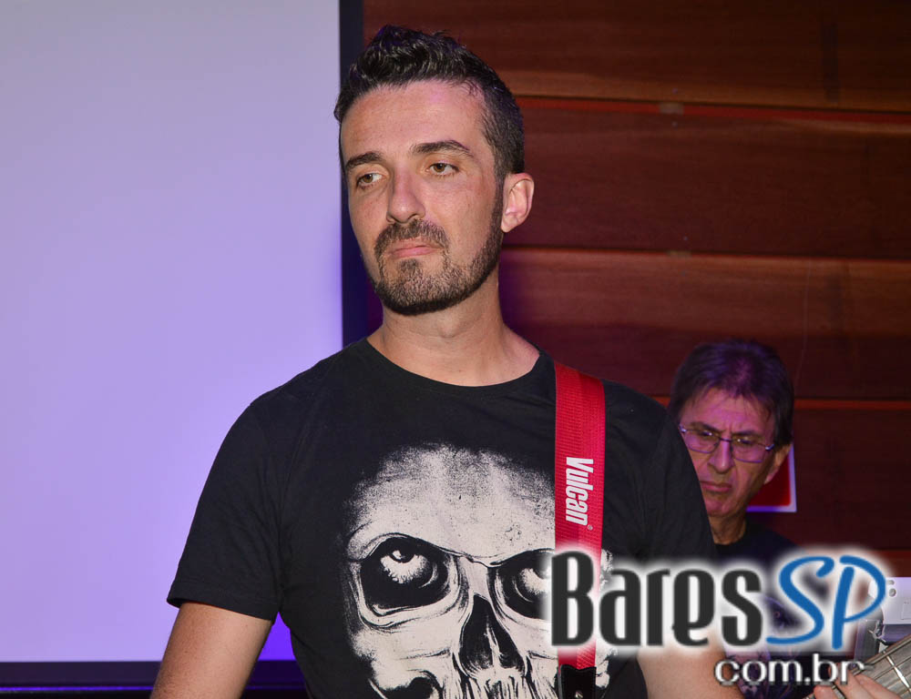 Banda Hot Rocks se apresentou neste sábado no Ozzy Pub com muito rock Banda Hot Rocks se apresentou neste sábado no Ozzy Pub com muito rock