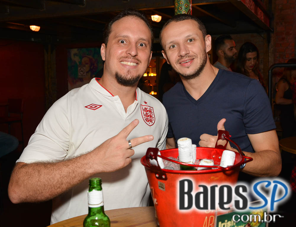 Banda Hot Rocks se apresentou neste sábado no Ozzy Pub com muito rock Banda Hot Rocks se apresentou neste sábado no Ozzy Pub com muito rock