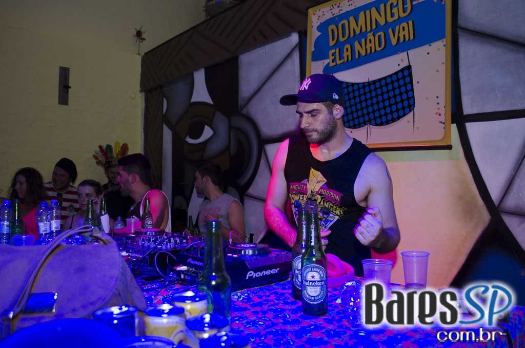 Bloco Domingo Ela Não Vai fez esquenta para o Carnaval 2016 no Jongo Reverendo Bloco Domingo Ela Não Vai fez esquenta para o Carnaval 2016 no Jongo Reverendo