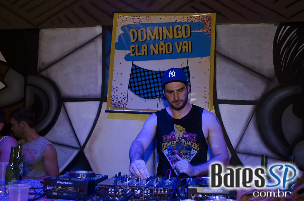 Bloco Domingo Ela Não Vai fez esquenta para o Carnaval 2016 no Jongo Reverendo Bloco Domingo Ela Não Vai fez esquenta para o Carnaval 2016 no Jongo Reverendo