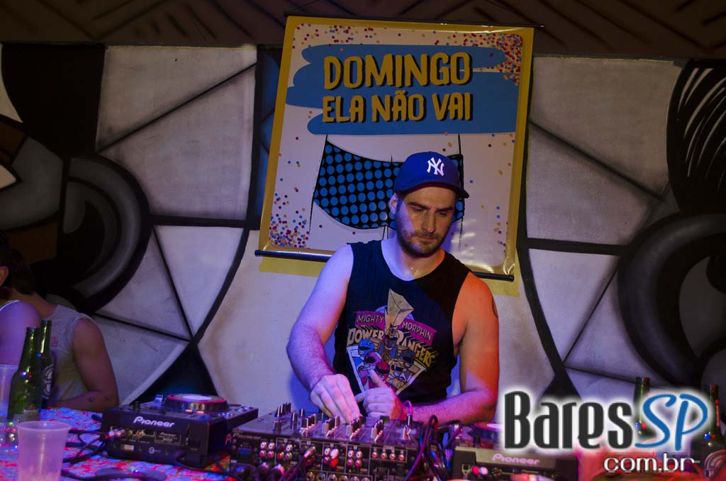 Bloco Domingo Ela Não Vai fez esquenta para o Carnaval 2016 no Jongo Reverendo Bloco Domingo Ela Não Vai fez esquenta para o Carnaval 2016 no Jongo Reverendo