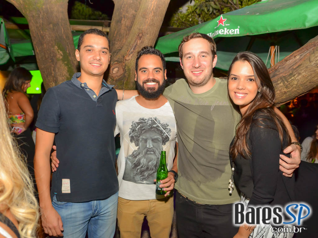 Grupo Resenha e Samba comandaram a sexta-feira no Vila Seu Justino Grupo Resenha e Samba comandaram a sexta-feira no Vila Seu Justino