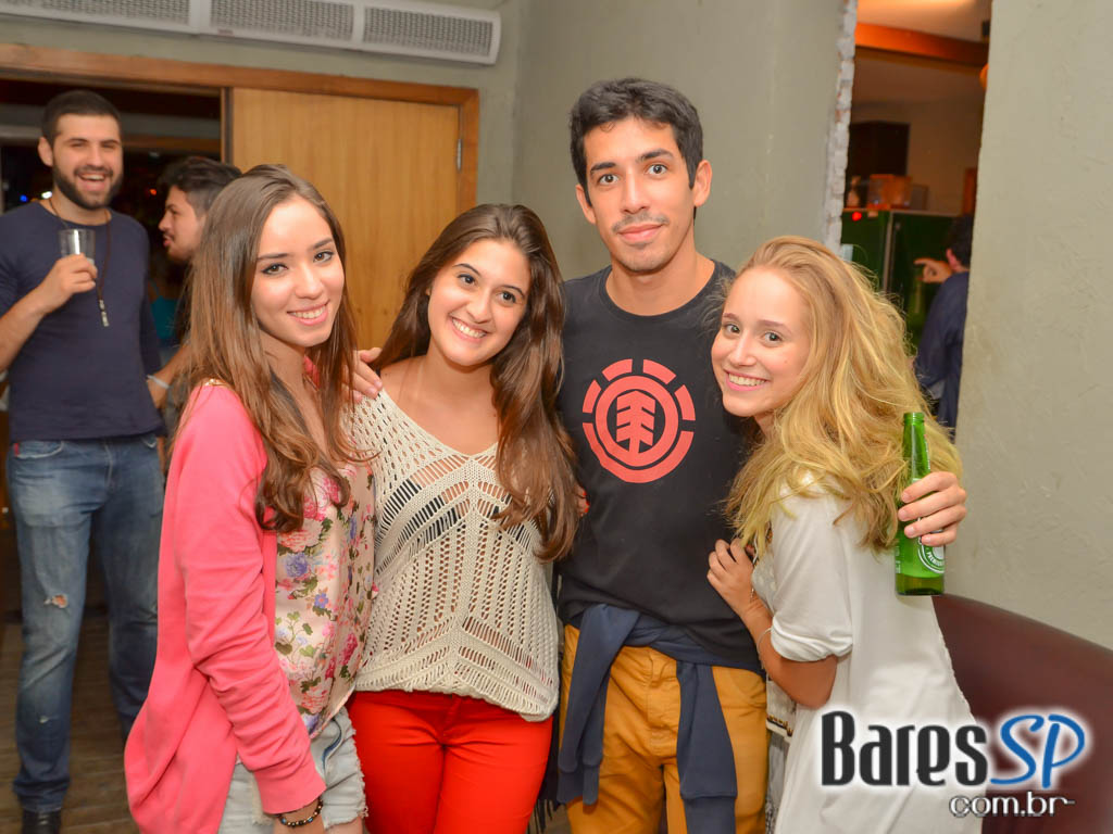 Grupo Resenha e Samba comandaram a sexta-feira no Vila Seu Justino Grupo Resenha e Samba comandaram a sexta-feira no Vila Seu Justino