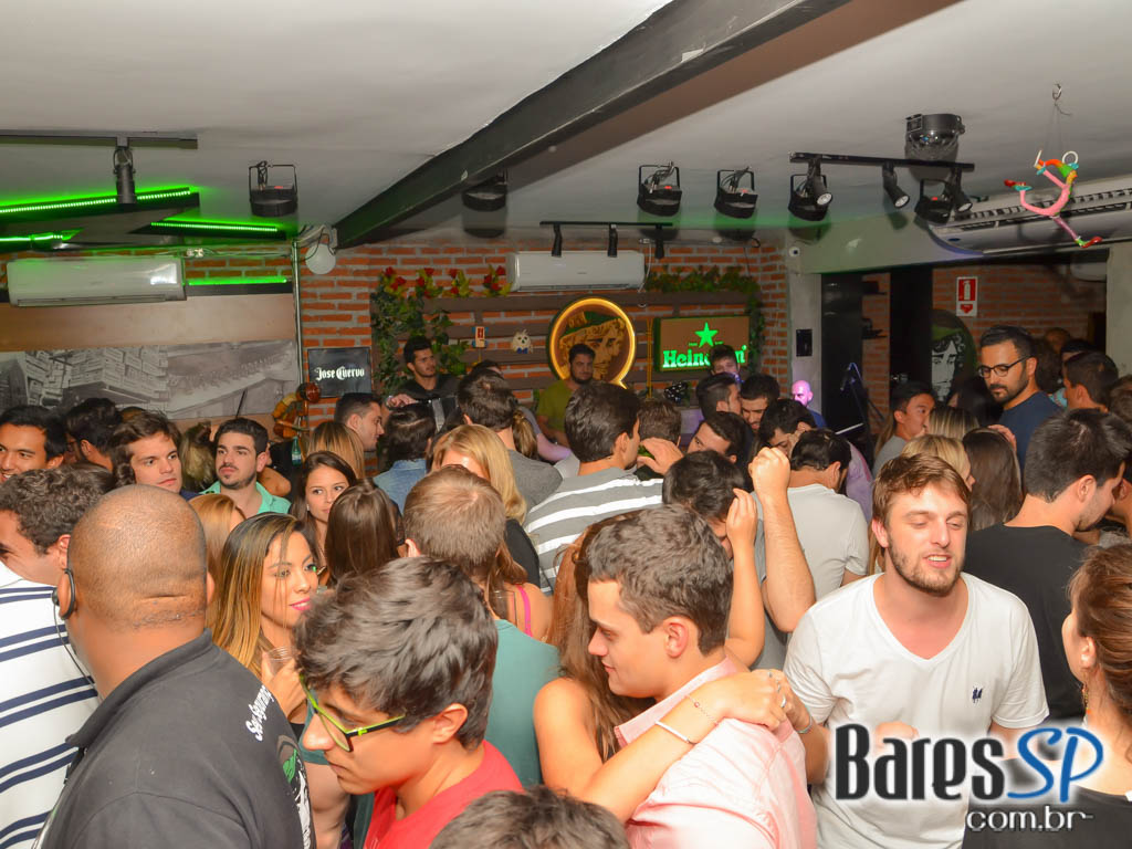 Grupo Resenha e Samba comandaram a sexta-feira no Vila Seu Justino Grupo Resenha e Samba comandaram a sexta-feira no Vila Seu Justino